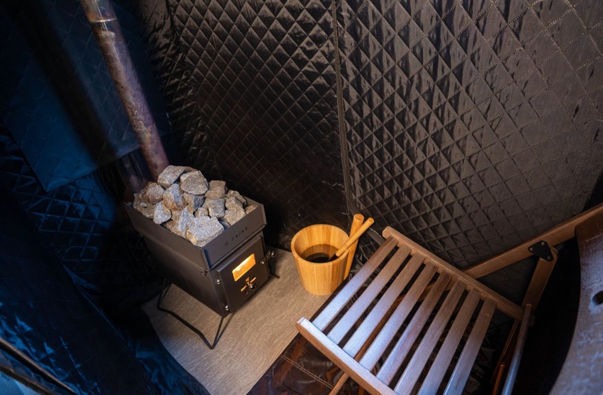 IESAUNA 内部のストーブとサウナチェア